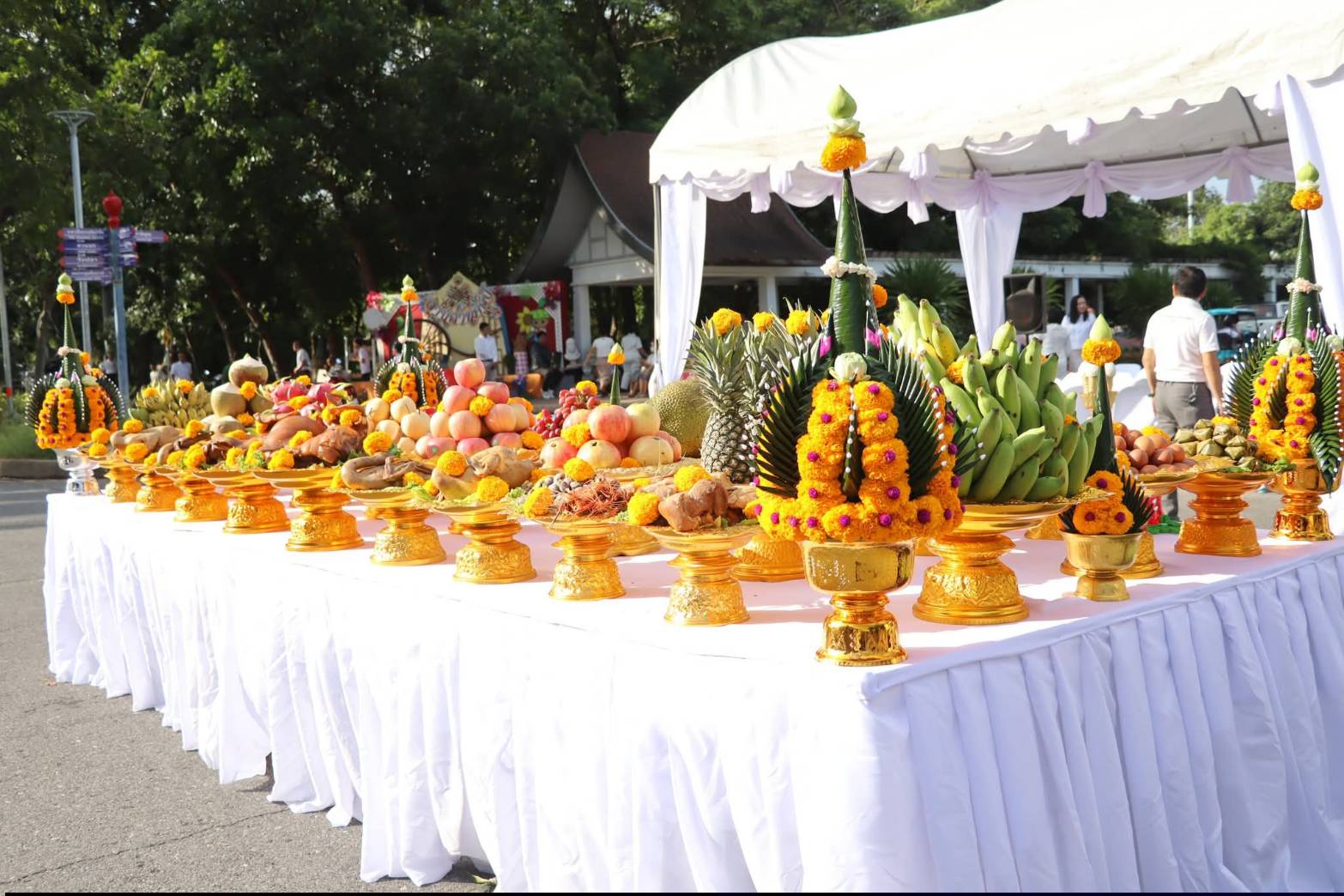 title - ศพส. ร่วมพิธีบวงสรวงซุ้มถวายดอกไม้จันทน์ จังหวัดพระนครศรีอยุธยา น้อมรำลึกในพระมหากรุณาธิคุณ สมเด็จพระบรมราชชนนีพันปีหลวง ณ บริเวณด้านหน้าอาคารศาลาพระมิ่งขวัญ ศูนย์ส่งเสริมและพัฒนาอาชีพเสริมนอกภาคการเกษตร (ศูนย์ศิลปาชีพ บางไทรฯ (เดิม))